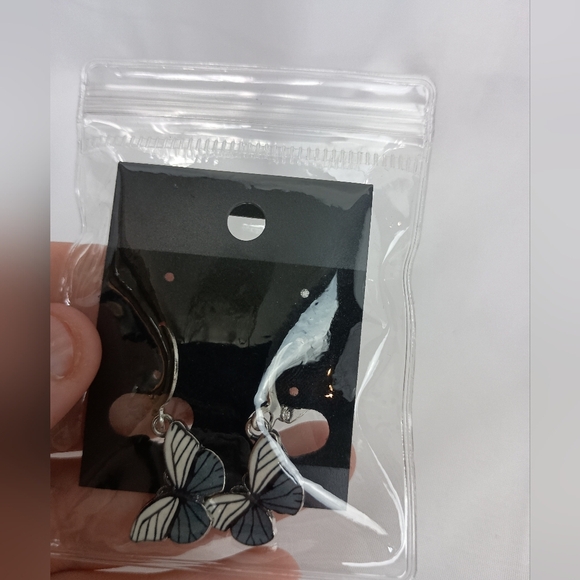 2/30$ Or 3/$35 Dainty Elegant Gray White Striped Butterfly Earrings-(#0104) - Picture 1 of 3